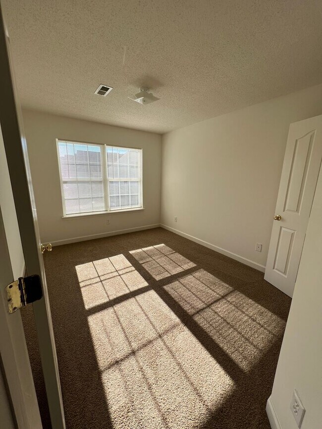 Building Photo - 203 Clusters Cir
