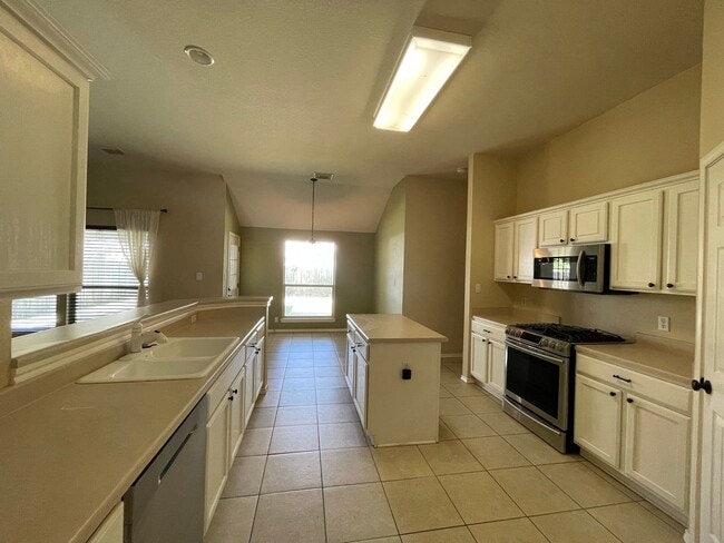 Building Photo - Beautiful single-story home in desirable Vista Oaks Subdivision