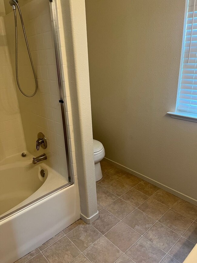 Building Photo - 2 Bedroom 2 bath Home with extra room