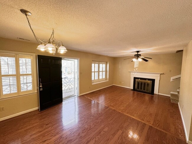 Building Photo - 3 BR 2 Bath Townhome