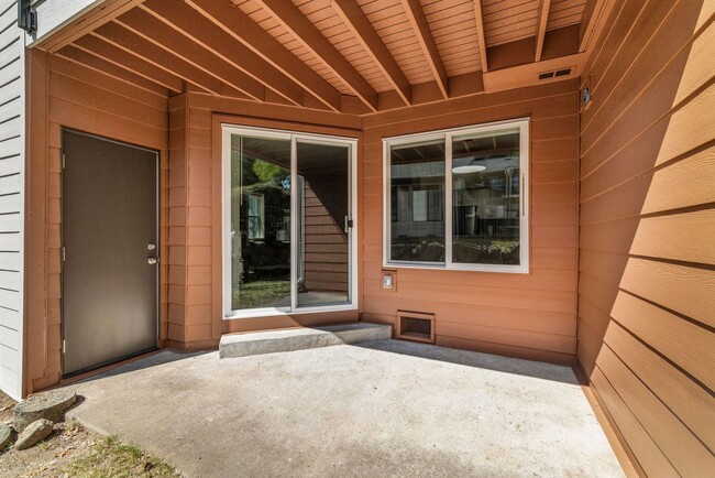 Building Photo - Large Remodeled 2bd, 1ba Condo Available i...