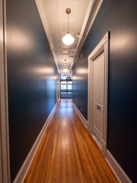 Building Photo - 121 N Main St