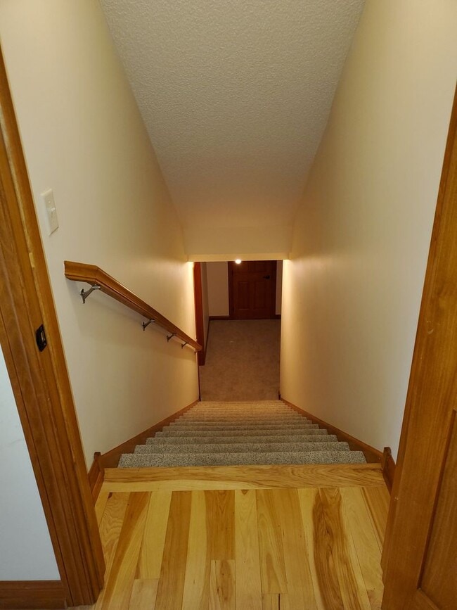 Building Photo - STUNNING, 5 BEDROOM AND 5 BATH TWIN HOME F...