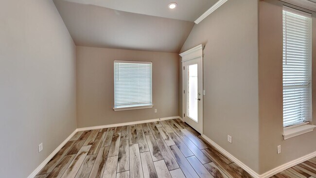 Building Photo - Luxury 5 Bedroom, 3 Bathroom, 3 Car Garage...