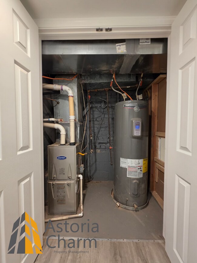 Building Photo - 3 Bedroom End Unit with Finished Basement and Fenced Yard on E 28th Street