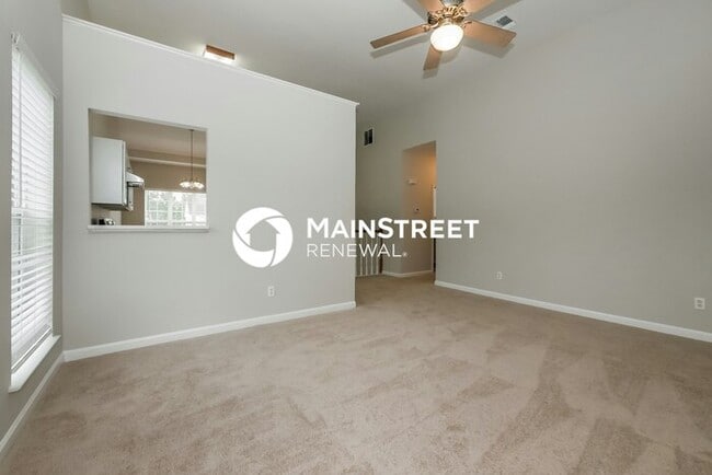 Building Photo - 4 Bedroom Pet-Friendly Home in Riverdale, ...