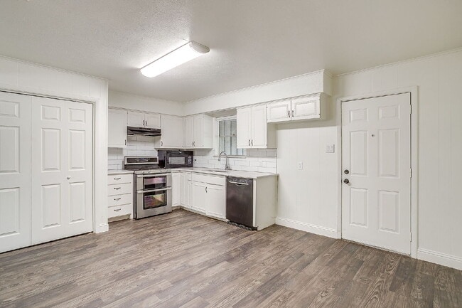 Building Photo - Spacious, Recently Updated Duplex!