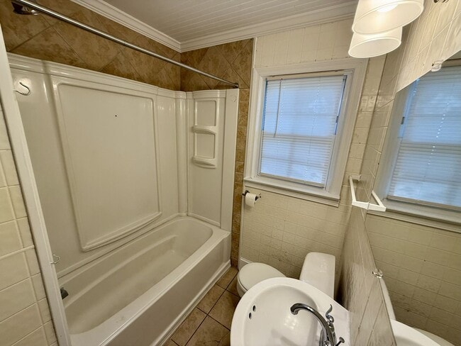 Building Photo - Single Family Ranch 2 Bed