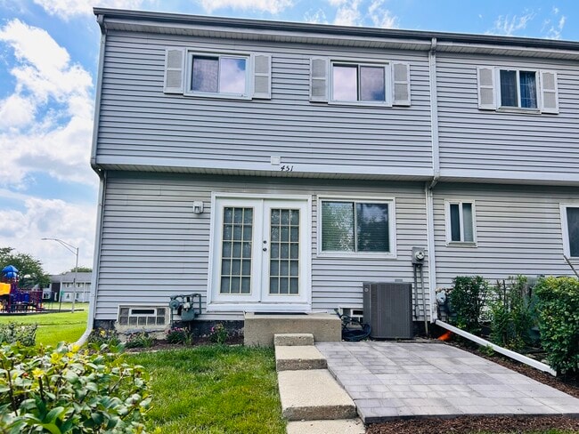 Building Photo - 451 Yorkshire Sq