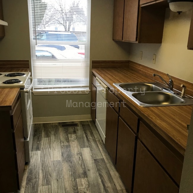 Building Photo - $1300...2Bed 1.5 Bath, Small Fenced in Covered Patio on Back, Storage