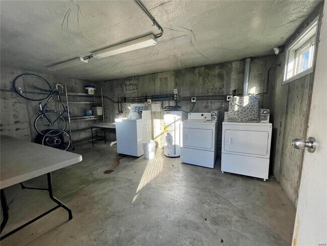Building Photo - 6170 Roseglyn Ln
