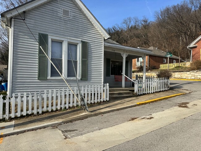 Building Photo - One Bedroom House in Frankfort!