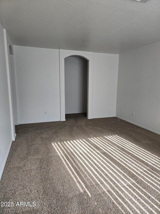 Building Photo - 8746 W Manzanita Dr