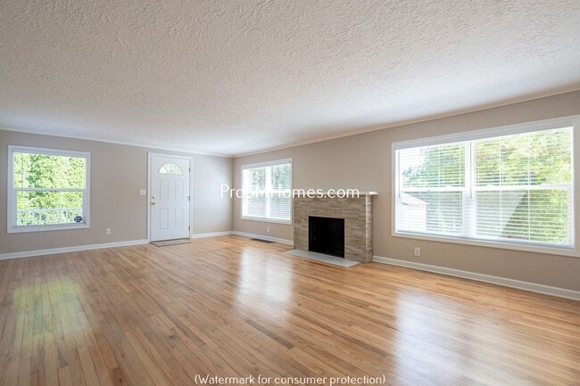 Building Photo - Updated Three Bedroom Home in Milwaukie Heights!