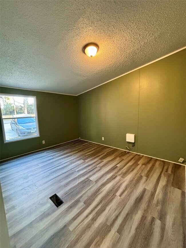Building Photo - 111 Lakeside Woods Dr