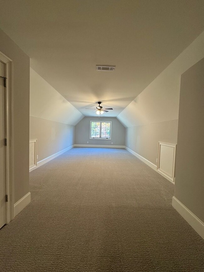 Building Photo - Grandeur Brick 4/3.5 with Bonus Room in Th...