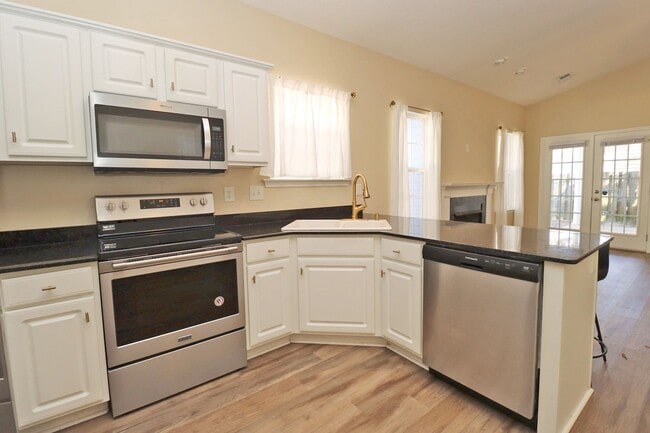 Building Photo - Fabulous 3 Bedroom home in highly desired community with a lake, pool, and clubhouse! Available M...