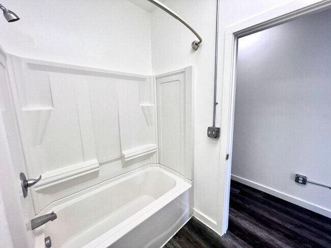 Building Photo - Beaver - Luxury 2 Bedroom, 1 Bathroom, located in downtown shopping district.