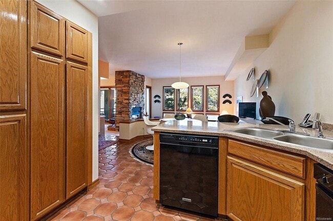 Building Photo - Executive 2BR/3BA Condo with Mountain View...