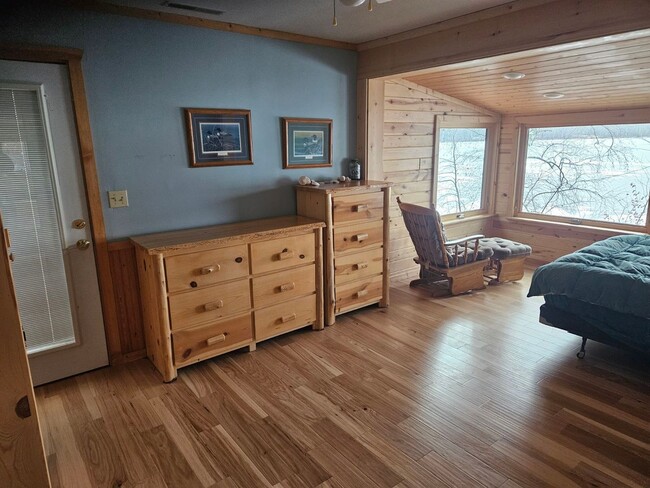 Building Photo - Cozy Cabin on the Old Silver Lake