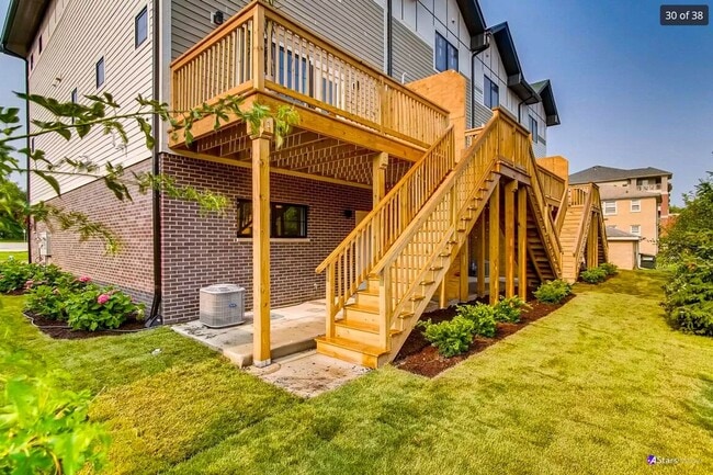 Building Photo - Luxurious 3 bed 3 bath townhome in Glen Ellyn