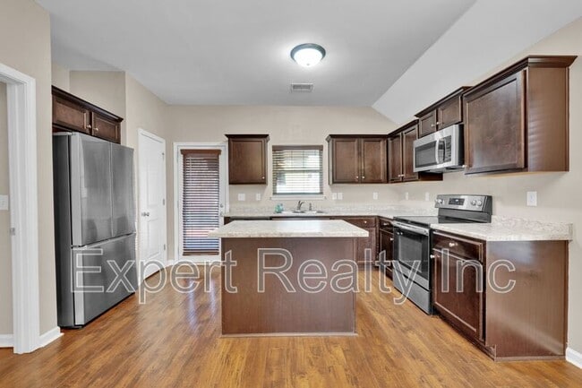 Building Photo - 1633 Cove Dr