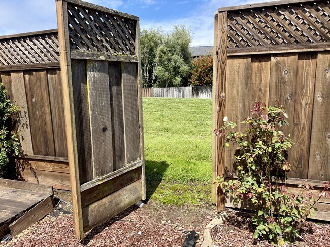 Building Photo - 213 Vía Lantana