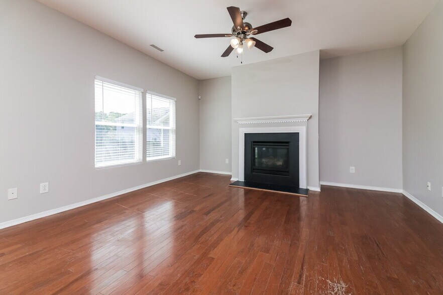 Building Photo - 547 Kerriann Ln