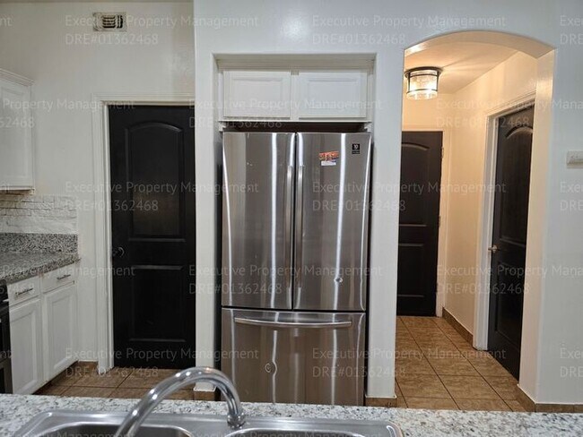 Building Photo - 3 bedroom/ 2.5 bathroom 2 story home.