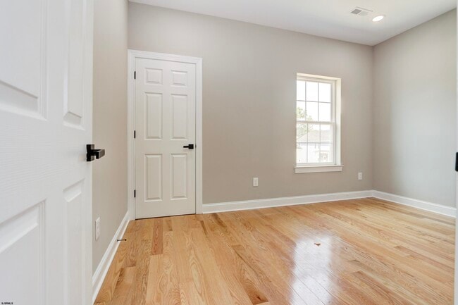 Building Photo - 438A Redwood Ave