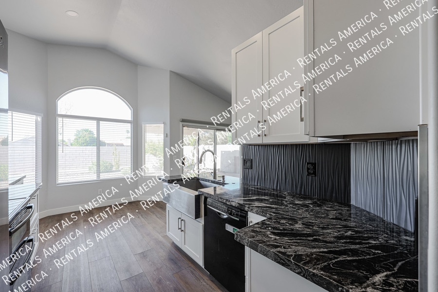 Building Photo - 1044 W Todd Dr