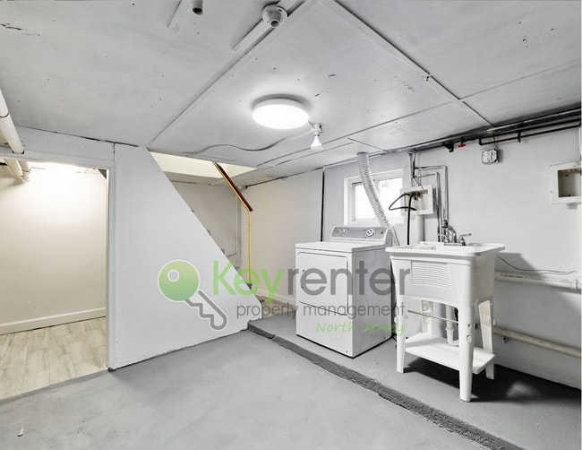 Building Photo - Spacious 3-Bedroom, 2-Bath Apartment with ...