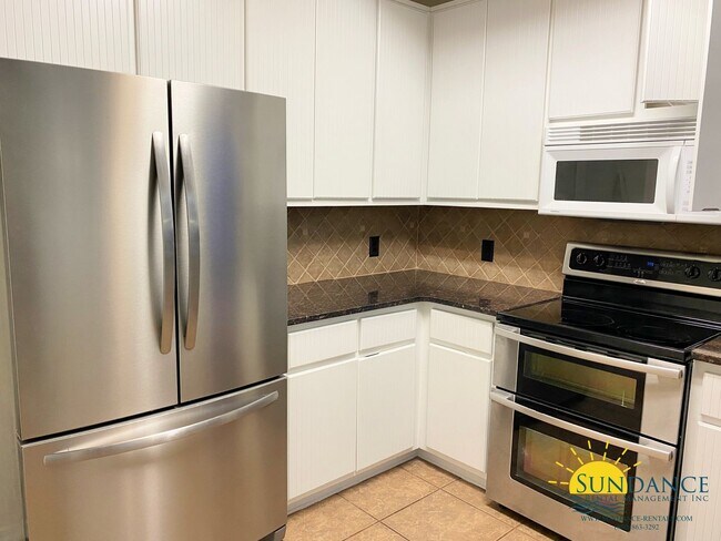 Building Photo - Stunning 5 Bedroom Home in Robledal Estates