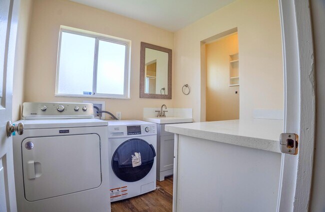 Building Photo - 588 Mulberry Cir