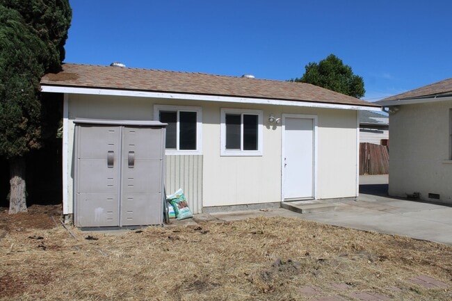 Building Photo - ***COMING SOON*** Three Bedroom, 1 1/2 Bathroom House with 2 Garages and Side Yard Access in Pitt...