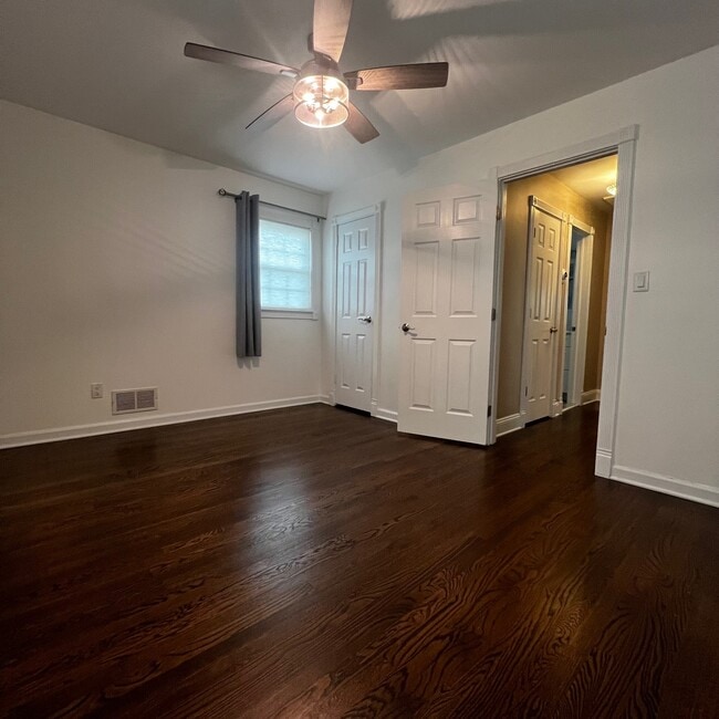 Building Photo - 122 Village Cir E