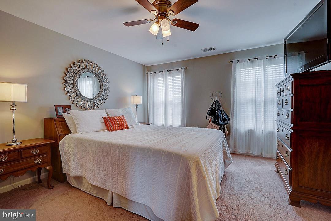 Master bedroom with walk-in closet and en-suite bathroom - 476 N Palace Dr