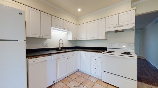 Building Photo - 1601 Cloverdale Ct