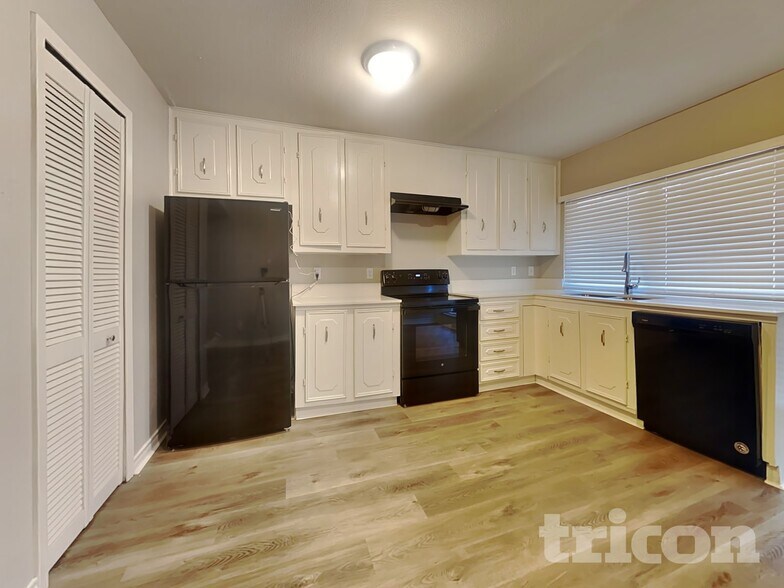 Building Photo - 1201 Kingston Dr