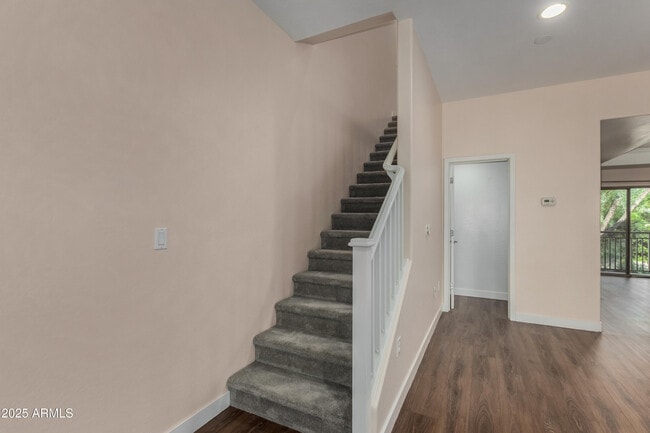 Building Photo - 815 E Rose Ln