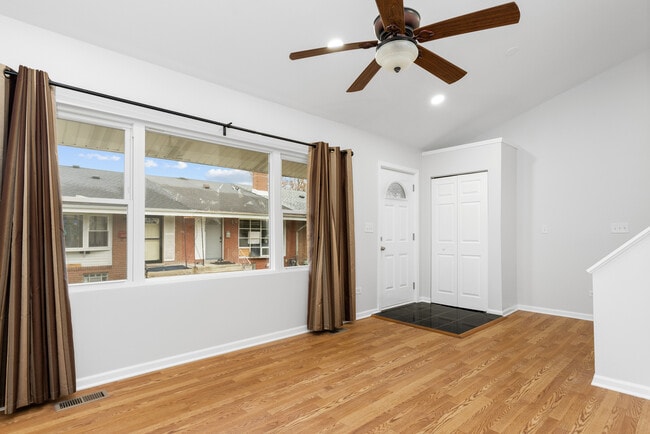 Building Photo - 8824 Robin Dr