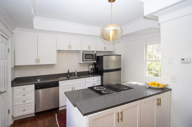 Building Photo - 2 BD/2 BA in Harleston Village