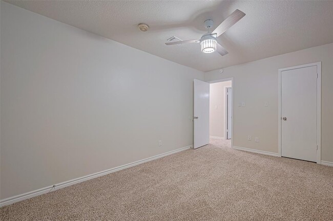 Building Photo - 520 S Rivershire Dr