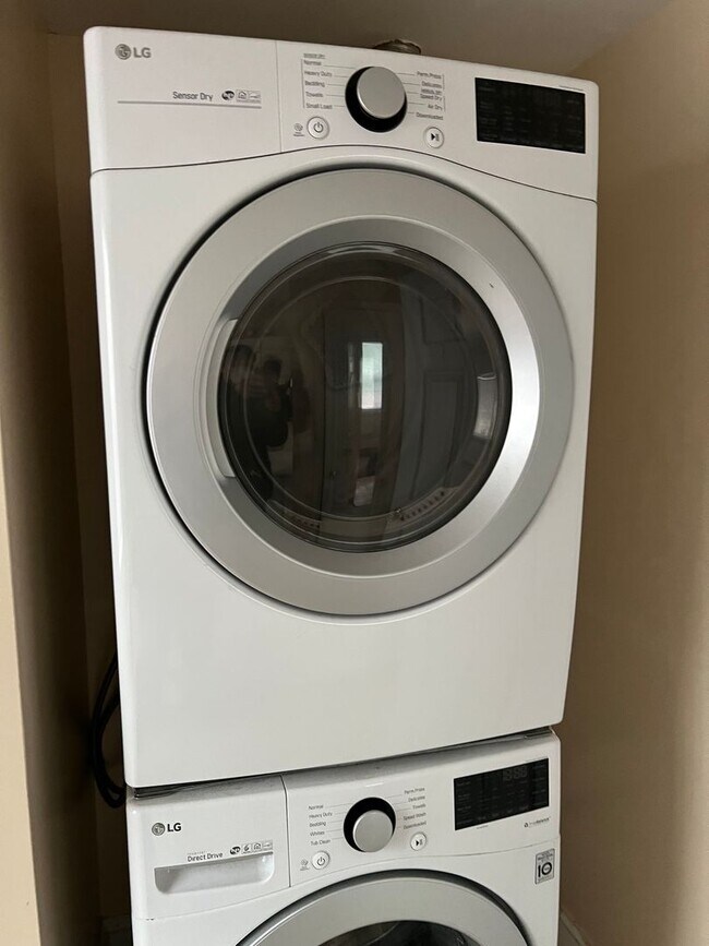 Building Photo - 122 Church St