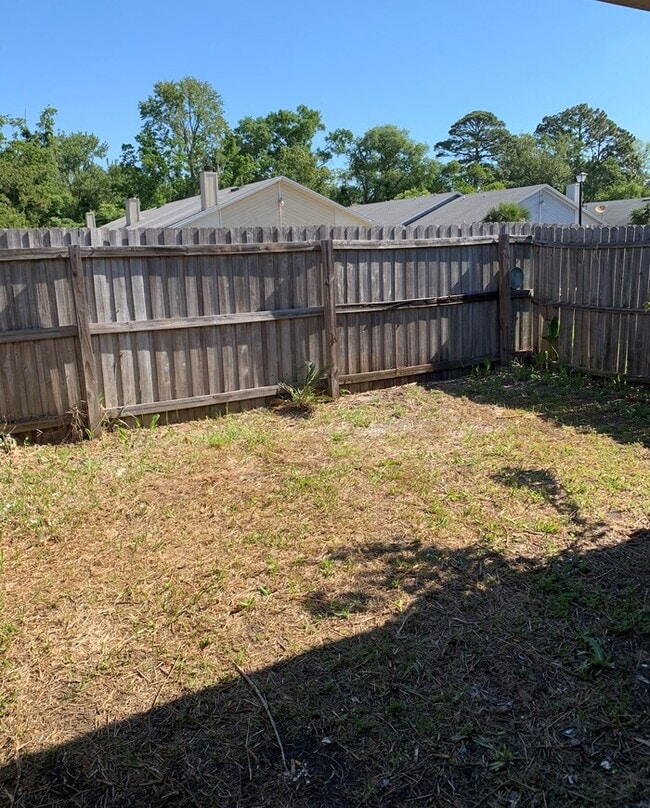 Building Photo - Spacious 2 Bed/2 Bath Single Story Townhom...