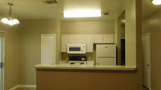 Building Photo - 1000 Diamond Dr