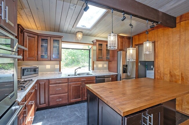Building Photo - 3-Bed Waterfront Home in Vaughn