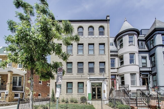 Primary Photo - 1461 Girard St NW