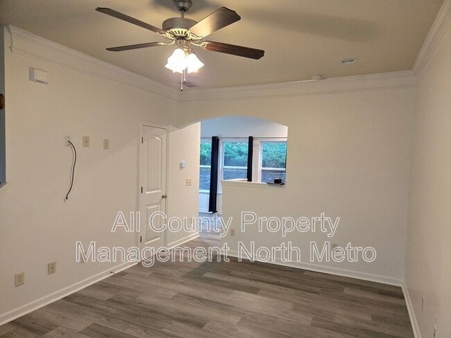 Building Photo - 417 Village View