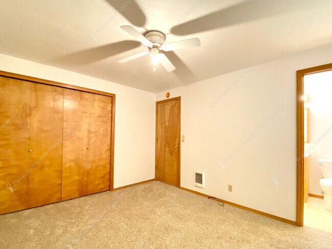 Building Photo - Bend Ranch-Style Home with Covered Patio &...
